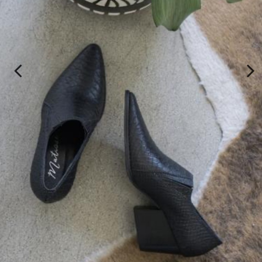 Matisse booties Madeleine black snakeskin size 6.5